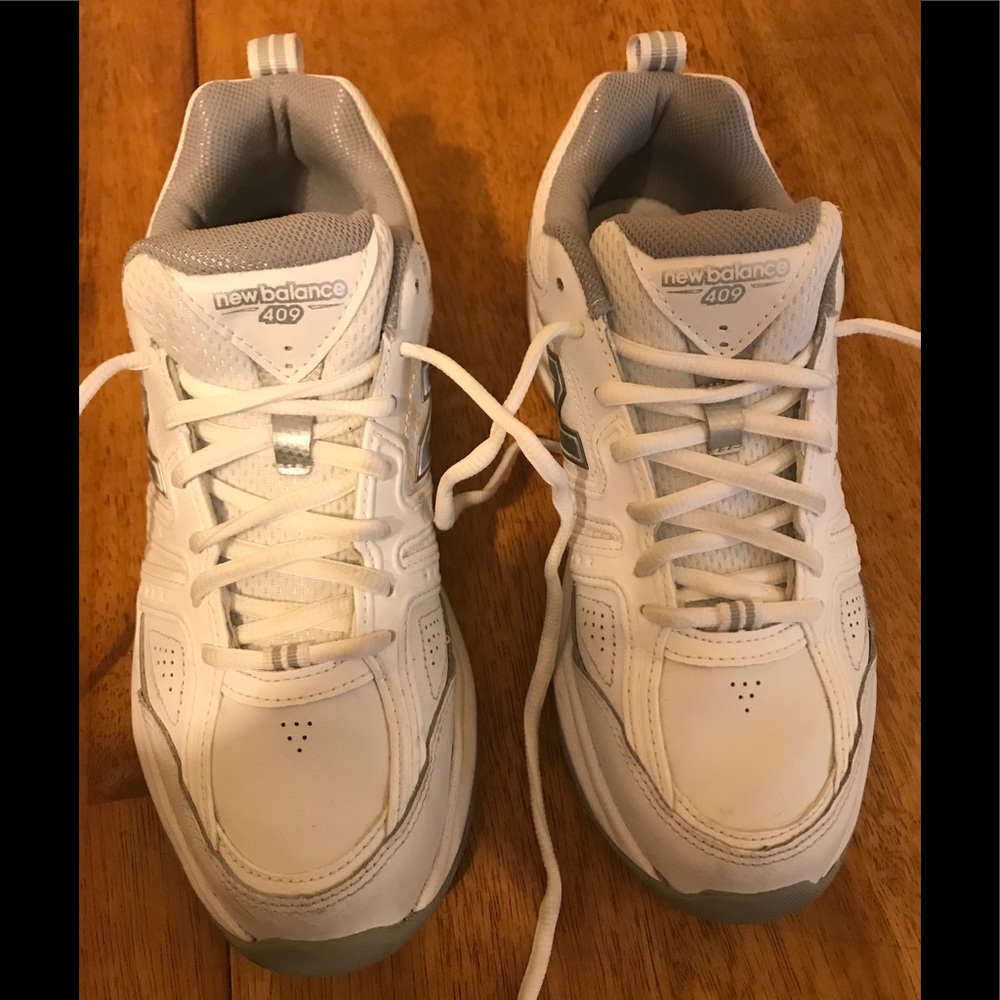 Women’s New Balance tennis shoes